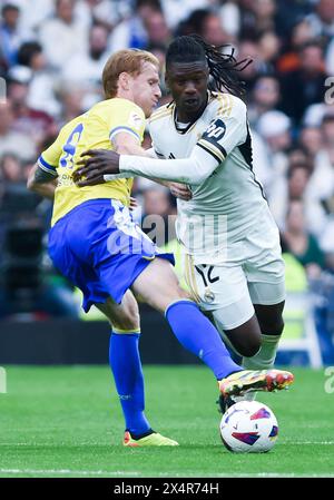 (240505) --MADRID, 5. Mai 2024 (Xinhua) -- Real Madrids Eduardo Camavinga (R) streitet mit Alex Fernandez von Cadiz CF während des Fußballspiels der spanischen Liga (La Liga) zwischen Real Madrid und Cadiz CF am 4. Mai 2024 in Madrid, Spanien. (Foto: Gustavo Valiente/Xinhua) Stockfoto