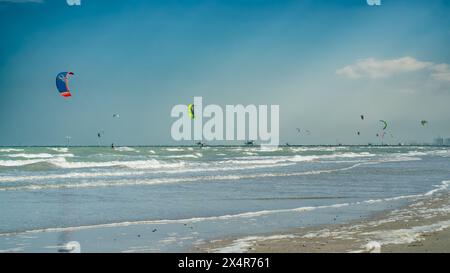 Windiger Frühsommer-Tag an einem Adria-Strand. Marina Romea, Provinz Ravenna, Emilia Romagna, Italien Stockfoto