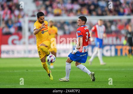 Girona, Esp. Mai 2024. GIRONA FC-FC BARCELONA 04. Mai 2024 Ilkay Gündogan (22) vom FC Barcelona (links) dribbelt Miguel Gutierrez (3) vom Girona FC während des Spiels zwischen Girona FC und FC Barcelona, das dem 34. Tag der La Liga EA Sports im Stadtstadion Montilivi in Girona entspricht. Quelle: Rosdemora/Alamy Live News Stockfoto