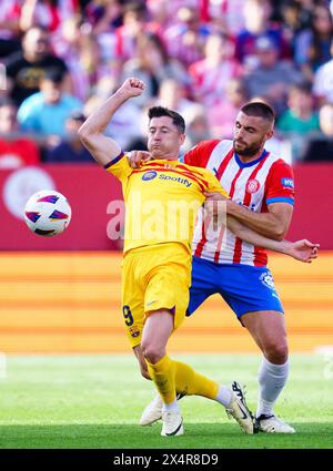 Girona, Spanien. Mai 2024. Der Barcelona-Spieler Robert Lewandowski (L) streitet mit David Lopez von Girona während des Fußballspiels der spanischen Liga (La Liga) zwischen Girona FC und FC Barcelona am 4. Mai 2024 in Girona, Spanien. Quelle: Joan Gosa/Xinhua/Alamy Live News Stockfoto