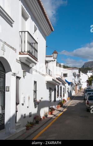 Weiß getünchte Gebäude säumen die engen Gassen und Gassen des „Weißen Dorfes“ von Frigiliana, Andalusien, Spanien Stockfoto