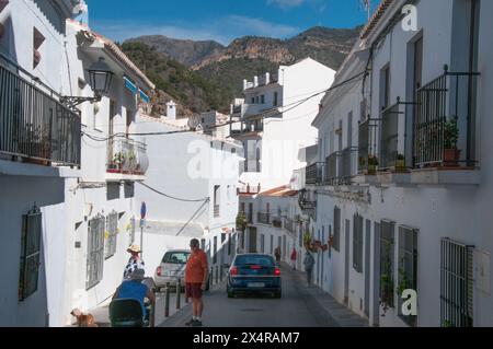 Weiß getünchte Gebäude säumen die engen Gassen und Gassen des „Weißen Dorfes“ von Frigiliana, Andalusien, Spanien Stockfoto