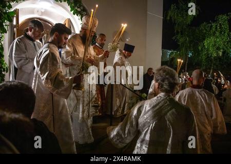 London, Großbritannien. 5. Mai 2024. Bischof Irenei zündet bei einem Ostergottesdienst um Mitternacht in der Russisch-orthodoxen Kathedrale der Geburt der Allerheiligsten Mutter Gottes und der Heiligen Königlichen Märtyrer in West-London Kerzen an. Quelle: Kiki Streitberger/Alamy Live News Stockfoto