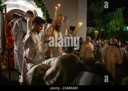 London, Großbritannien. 5. Mai 2024. Bischof Irenei zündet bei einem Ostergottesdienst um Mitternacht in der Russisch-orthodoxen Kathedrale der Geburt der Allerheiligsten Mutter Gottes und der Heiligen Königlichen Märtyrer in West-London Kerzen an. Quelle: Kiki Streitberger/Alamy Live News Stockfoto