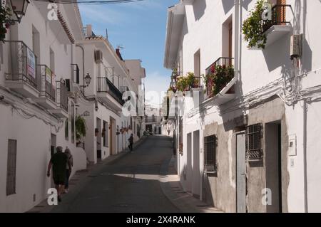 Weiß getünchte Gebäude säumen die engen Gassen und Gassen des „Weißen Dorfes“ von Frigiliana, Andalusien, Spanien Stockfoto