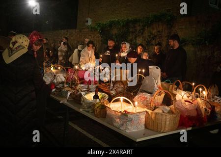 London, Großbritannien. Mai 2024. Die Gläubigen haben beim Mitternachtsgottesdienst in der russisch-orthodoxen Kathedrale zur Geburt der Allerheiligsten Gottesmutter und der Heiligen Königlichen Märtyrer in West London Essen gebracht. Quelle: Kiki Streitberger/Alamy Live News Stockfoto