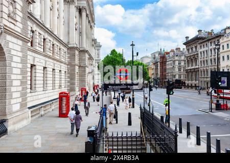 London, Vereinigtes Königreich - 30. Juni 2010: Eingang der Westminster Station. Öffentliche U-Bahn auf der Parliament Street. (Whitehall). Stockfoto