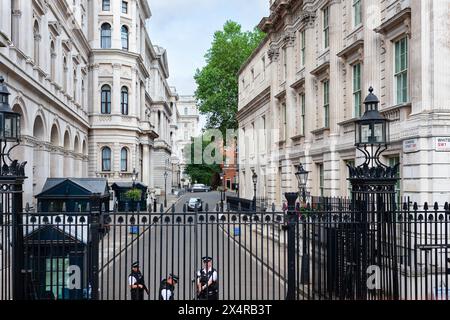 London, Großbritannien - 30. Juni 2010 : Downing Street vor Whitehall. Straße, in der der Premierminister des Vereinigten Königreichs untergebracht ist. Stockfoto