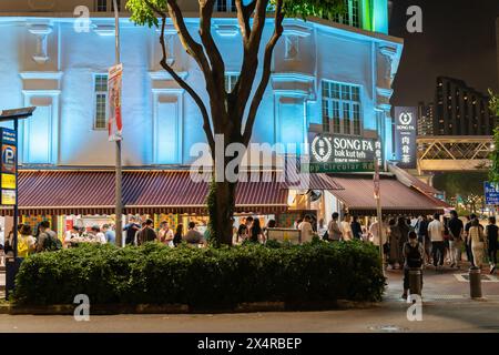 Singapur - August 28,2023 : man kann die Warteschlange vor dem Restaurant Song Fa Bak Kut Teh in Singapur sehen. Stockfoto