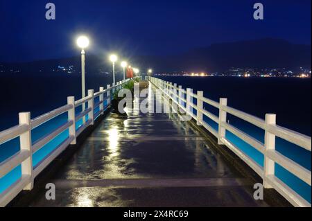 Wunderschöne romantische Pier nach Regen am Patong Beach auf Phuket, Thailand Stockfoto