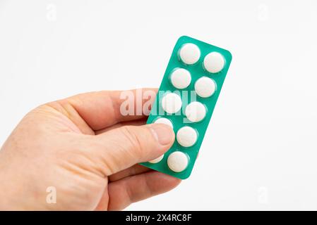 Fuji City, Präfektur Shizuoka, Japan - 23. April 2024: Blisterpackung mit Aspirin-Tabletten von Bayer Global, isoliert auf weißem Hintergrund. Stockfoto