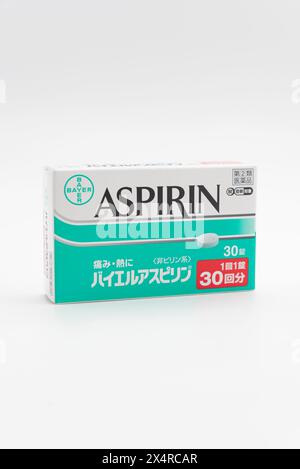 Fuji City, Präfektur Shizuoka, Japan - 23. April 2024: Aspirin 30 Tabletten von Bayer Global isoliert auf weißem Hintergrund. Stockfoto