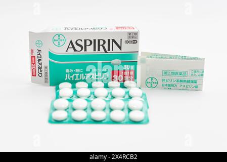 Fuji City, Präfektur Shizuoka, Japan - 23. April 2024: Aspirin 30 Tabletten von Bayer Global isoliert auf weißem Hintergrund. Stockfoto