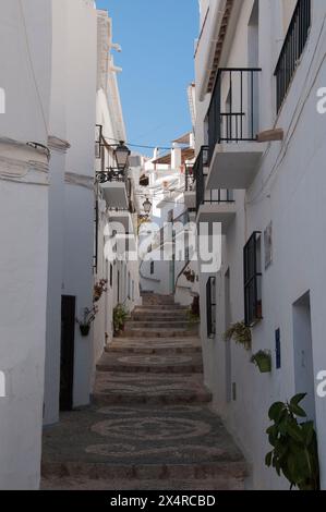 Weiß getünchte Gebäude säumen die engen Gassen und Gassen des „Weißen Dorfes“ von Frigiliana, Andalusien, Spanien Stockfoto