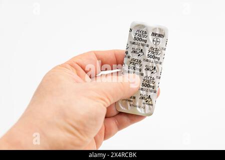 Fuji City, Präfektur Shizuoka, Japan - 23. April 2024: Blisterpackung mit Aspirin-Tabletten von Bayer Global, isoliert auf weißem Hintergrund. Stockfoto