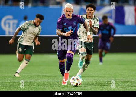 Charlotte, North Carolina, USA. Mai 2024. Charlotte FC Stürmer ENZO COPETTI (9) attackiert den Ball während der zweiten Hälfte des Spiels Charlotte FC gegen Portland Timbers MLS im Bank of America Stadium in Charlotte, NC am 4. Mai 2024. (Kreditbild: © Cory Knowlton/ZUMA Press Wire) NUR REDAKTIONELLE VERWENDUNG! Nicht für kommerzielle ZWECKE! Quelle: ZUMA Press, Inc./Alamy Live News Stockfoto