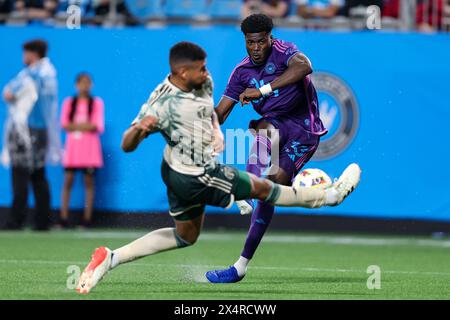 Charlotte, North Carolina, USA. Mai 2024. Charlotte FC Stürmer PATRICK AGYEMANG (33) übergibt den Ball während der zweiten Hälfte des Spiels Charlotte FC gegen Portland Timbers MLS im Bank of America Stadium in Charlotte, NC am 4. Mai 2024. (Kreditbild: © Cory Knowlton/ZUMA Press Wire) NUR REDAKTIONELLE VERWENDUNG! Nicht für kommerzielle ZWECKE! Quelle: ZUMA Press, Inc./Alamy Live News Stockfoto