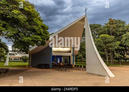 Kirche unserer Lieben Frau von Fatima, Igreja Nossa Senhora de Fátima, bedeckt mit Fliesen der Heiligen Geisttaube und Stern von Bethlehem, Brasilia, Brasilien Stockfoto