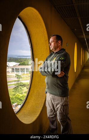 Wachposten posiert im kreisförmigen Fenster von Anhang IV der Abgeordnetenkammer von Brasilien, National Congress Palace annex, Palacio do Congresso Nacional, Brasi Stockfoto