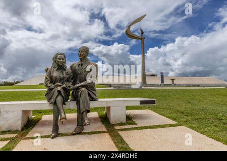 Das JK-Denkmal mit sitzenden Bronzestatuen des ehemaligen Präsidenten Juscelino Kubitschek und der First Lady Sarah Kubitschek, Brasilia, Brasilien Stockfoto