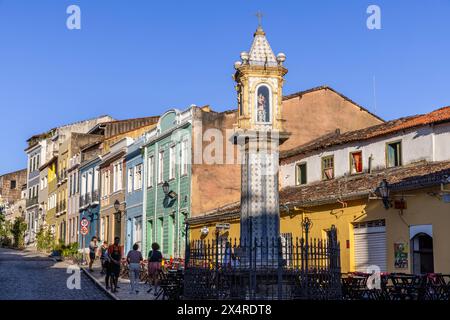 Das Osterkreuzdenkmal, das Monumento da Cruz do Pascoal und die farbenfrohe Kolonialarchitektur im Viertel Pelourinho, Salvador, Bahia, Brasilien Stockfoto