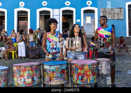 Trommellinie vor dem Stadtmuseum, Museu da Cidade, im Viertel Pelourinho, Salvador, Bahia, Brasilien Stockfoto