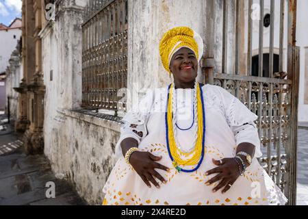 Porträt einer bahianischen Frau in traditioneller baiana-Kleidung in der Kirche des Dritten Ordens des Heiligen Franziskus, Bezirk Pelourinho, Salvador, Bahia, Brasilien Stockfoto