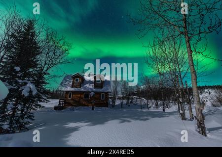 Aurora Borealis über Hütten in Coldfoot, Alaska, USA Stockfoto