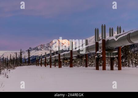 Alaska Pipeline Sonnenaufgang mit Dillon und Sukakpak Mountains, Coldfoot, Alaska, USA Stockfoto