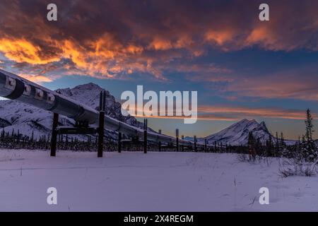 Alaska Pipeline Sonnenaufgang mit Dillon und Sukakpak Mountains, Coldfoot, Alaska, USA Stockfoto