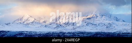 Panorama der Berge der Alaska Range bei Sonnenaufgang, in der Nähe von Fairbanks, Alaska, USA Stockfoto