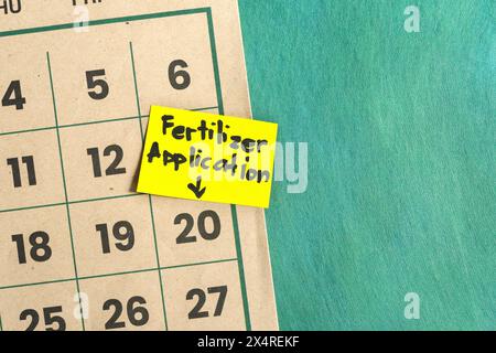 Düngemittelausbringungszeitplan im Landwirtschafts- und Landwirtschaftskonzept. Schriftliche Erinnerungsnotiz auf dem Kalender. Stockfoto