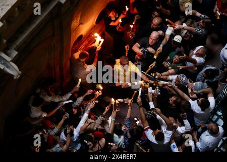 Jerusalem. Mai 2024. Orthodoxe christliche Gläubige nehmen am 4. Mai 2024 an der Feuerzeremonie in der Grabeskirche in der Altstadt von Jerusalem Teil. Quelle: Jamal Awad/Xinhua/Alamy Live News Stockfoto