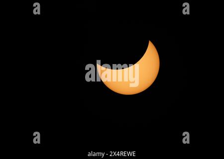 Partielle Sonnenfinsternis nach C1-Erstkontakt der totalen Sonnenfinsternis 2024 aus Texas, USA Stockfoto