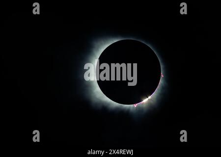 Baily's Beads-Effekt während der Sonnenfinsternis von 2024 aus Texas, USA Stockfoto