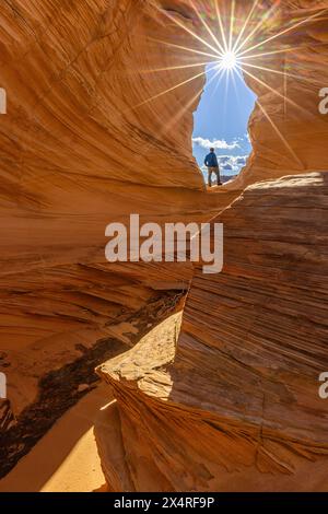 Wanderer im Melody Arch bei Sonnenaufgang am Marble Canyon in der Nähe von The Wave, Coyote Buttes North, Vermilion Cliffs National Monument, Arizona, USA Stockfoto