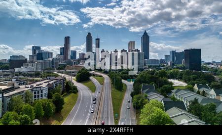 Panoramablick auf die Skyline von Atlanta und die geschäftige Autobahn von der Jackson Street Bridge in Atlanta Stockfoto