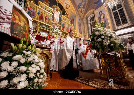 Kiew, Kiew-Stadt, Ukraine. Mai 2024. Ukrainische Osterübernachtung im orthodoxen St. Theodosius-Petscherkloster. Aufgrund der aktuellen Ausgangssperre können Sie das Kirchengelände nicht von 0-5 Uhr verlassen. (Kreditbild: © Andreas Stroh/ZUMA Press Wire) NUR REDAKTIONELLE VERWENDUNG! Nicht für kommerzielle ZWECKE! Stockfoto