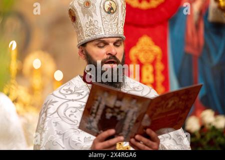 Kiew, Kiew-Stadt, Ukraine. Mai 2024. Ukrainische Osterübernachtung im orthodoxen St. Theodosius-Petscherkloster. Aufgrund der aktuellen Ausgangssperre können Sie das Kirchengelände nicht von 0-5 Uhr verlassen. (Kreditbild: © Andreas Stroh/ZUMA Press Wire) NUR REDAKTIONELLE VERWENDUNG! Nicht für kommerzielle ZWECKE! Stockfoto