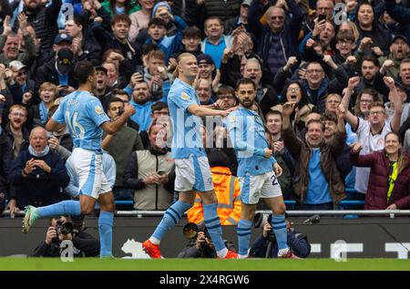 (240505) -- MANCHESTER, 5. Mai 2024 (Xinhua) -- Erling Haaland (C) von Manchester City feiert, nachdem er das erste Tor während des englischen Premier League-Spiels zwischen Manchester City und Wolverhampton Wanderers am 4. Mai 2024 in Manchester erzielt hat. (XINHUA) NUR FÜR REDAKTIONELLE ZWECKE. NICHT ZUM VERKAUF FÜR MARKETING- ODER WERBEKAMPAGNEN. KEINE VERWENDUNG MIT NICHT AUTORISIERTEN AUDIO-, VIDEO-, DATEN-, REGALLISTEN, CLUB-/LEAGUE-LOGOS ODER LIVE-DIENSTEN. ONLINE-IN-MATCH-NUTZUNG AUF 45 BILDER BESCHRÄNKT, KEINE VIDETEMULATION. KEINE VERWENDUNG BEI WETTEN, SPIELEN ODER PUBLIKATIONEN FÜR EINZELNE CLUBS/LIGA/SPIELER. Stockfoto