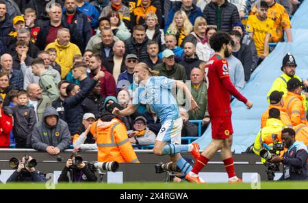 (240505) -- MANCHESTER, 5. Mai 2024 (Xinhua) -- Erling Haaland von Manchester City feiert, nachdem er das zweite Tor beim englischen Premier League-Spiel zwischen Manchester City und Wolverhampton Wanderers am 4. Mai 2024 in Manchester erzielte. (XINHUA) NUR FÜR REDAKTIONELLE ZWECKE. NICHT ZUM VERKAUF FÜR MARKETING- ODER WERBEKAMPAGNEN. KEINE VERWENDUNG MIT NICHT AUTORISIERTEN AUDIO-, VIDEO-, DATEN-, REGALLISTEN, CLUB-/LEAGUE-LOGOS ODER LIVE-DIENSTEN. ONLINE-IN-MATCH-NUTZUNG AUF 45 BILDER BESCHRÄNKT, KEINE VIDETEMULATION. KEINE VERWENDUNG BEI WETTEN, SPIELEN ODER PUBLIKATIONEN FÜR EINZELNE CLUBS/LIGA/SPIELER. Stockfoto