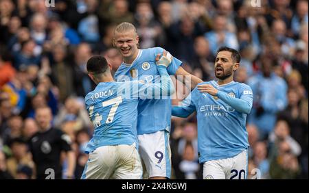 (240505) -- MANCHESTER, 5. Mai 2024 (Xinhua) -- Erling Haaland (C) von Manchester City feiert, nachdem er beim englischen Premier League-Spiel zwischen Manchester City und Wolverhampton Wanderers am 4. Mai 2024 in Manchester das vierte Tor erzielte. (XINHUA) NUR FÜR REDAKTIONELLE ZWECKE. NICHT ZUM VERKAUF FÜR MARKETING- ODER WERBEKAMPAGNEN. KEINE VERWENDUNG MIT NICHT AUTORISIERTEN AUDIO-, VIDEO-, DATEN-, REGALLISTEN, CLUB-/LEAGUE-LOGOS ODER LIVE-DIENSTEN. ONLINE-IN-MATCH-NUTZUNG AUF 45 BILDER BESCHRÄNKT, KEINE VIDETEMULATION. KEINE VERWENDUNG BEI WETTEN, SPIELEN ODER PUBLIKATIONEN FÜR EINZELNE CLUBS/LIGA/SPIELER. Stockfoto