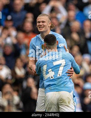 (240505) -- MANCHESTER, 5. Mai 2024 (Xinhua) -- Erling Haaland von Manchester City (zurück) feiert, nachdem er beim englischen Premier League-Spiel zwischen Manchester City und Wolverhampton Wanderers am 4. Mai 2024 in Manchester das vierte Tor erzielte. (XINHUA) NUR FÜR REDAKTIONELLE ZWECKE. NICHT ZUM VERKAUF FÜR MARKETING- ODER WERBEKAMPAGNEN. KEINE VERWENDUNG MIT NICHT AUTORISIERTEN AUDIO-, VIDEO-, DATEN-, REGALLISTEN, CLUB-/LEAGUE-LOGOS ODER LIVE-DIENSTEN. ONLINE-IN-MATCH-NUTZUNG AUF 45 BILDER BESCHRÄNKT, KEINE VIDETEMULATION. KEINE VERWENDUNG BEI WETTEN, SPIELEN ODER PUBLIKATIONEN FÜR EINZELNE CLUBS/LIGA/SPIELER. Stockfoto