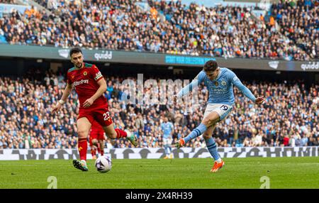 (240505) -- MANCHESTER, 5. Mai 2024 (Xinhua) -- Julian Alvarez (R) von Manchester City erzielte das fünfte Tor während des englischen Premier League-Spiels zwischen Manchester City und Wolverhampton Wanderers in Manchester, Großbritannien, am 4. Mai 2024. (XINHUA) NUR FÜR REDAKTIONELLE ZWECKE. NICHT ZUM VERKAUF FÜR MARKETING- ODER WERBEKAMPAGNEN. KEINE VERWENDUNG MIT NICHT AUTORISIERTEN AUDIO-, VIDEO-, DATEN-, REGALLISTEN, CLUB-/LEAGUE-LOGOS ODER LIVE-DIENSTEN. ONLINE-IN-MATCH-NUTZUNG AUF 45 BILDER BESCHRÄNKT, KEINE VIDETEMULATION. KEINE VERWENDUNG BEI WETTEN, SPIELEN ODER PUBLIKATIONEN FÜR EINZELNE CLUBS/LIGA/SPIELER. Stockfoto