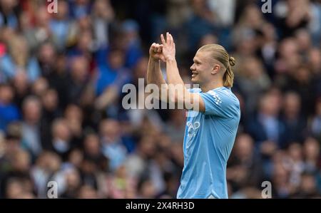 (240505) -- MANCHESTER, 5. Mai 2024 (Xinhua) -- Erling Haaland von Manchester City feiert, nachdem er das erste Tor während des englischen Premier League-Spiels zwischen Manchester City und Wolverhampton Wanderers am 4. Mai 2024 in Manchester erzielt hat. (XINHUA) NUR FÜR REDAKTIONELLE ZWECKE. NICHT ZUM VERKAUF FÜR MARKETING- ODER WERBEKAMPAGNEN. KEINE VERWENDUNG MIT NICHT AUTORISIERTEN AUDIO-, VIDEO-, DATEN-, REGALLISTEN, CLUB-/LEAGUE-LOGOS ODER LIVE-DIENSTEN. ONLINE-IN-MATCH-NUTZUNG AUF 45 BILDER BESCHRÄNKT, KEINE VIDETEMULATION. KEINE VERWENDUNG BEI WETTEN, SPIELEN ODER PUBLIKATIONEN FÜR EINZELNE CLUBS/LIGA/SPIELER. Stockfoto