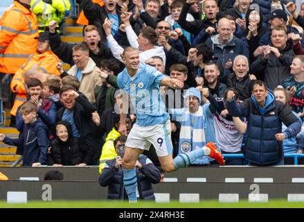 (240505) -- MANCHESTER, 5. Mai 2024 (Xinhua) -- Erling Haaland von Manchester City feiert, nachdem er das zweite Tor beim englischen Premier League-Spiel zwischen Manchester City und Wolverhampton Wanderers am 4. Mai 2024 in Manchester erzielte. (XINHUA) NUR FÜR REDAKTIONELLE ZWECKE. NICHT ZUM VERKAUF FÜR MARKETING- ODER WERBEKAMPAGNEN. KEINE VERWENDUNG MIT NICHT AUTORISIERTEN AUDIO-, VIDEO-, DATEN-, REGALLISTEN, CLUB-/LEAGUE-LOGOS ODER LIVE-DIENSTEN. ONLINE-IN-MATCH-NUTZUNG AUF 45 BILDER BESCHRÄNKT, KEINE VIDETEMULATION. KEINE VERWENDUNG BEI WETTEN, SPIELEN ODER PUBLIKATIONEN FÜR EINZELNE CLUBS/LIGA/SPIELER. Stockfoto