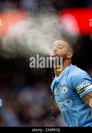 (240505) – MANCHESTER, 5. Mai 2024 (Xinhua) – Kyle Walker spuckt Wasser aus, bevor am 4. Mai 2024 das englische Premier League-Spiel zwischen Manchester City und Wolverhampton Wanderers in Manchester stattfindet. (XINHUA) NUR FÜR REDAKTIONELLE ZWECKE. NICHT ZUM VERKAUF FÜR MARKETING- ODER WERBEKAMPAGNEN. KEINE VERWENDUNG MIT NICHT AUTORISIERTEN AUDIO-, VIDEO-, DATEN-, REGALLISTEN, CLUB-/LEAGUE-LOGOS ODER LIVE-DIENSTEN. ONLINE-IN-MATCH-NUTZUNG AUF 45 BILDER BESCHRÄNKT, KEINE VIDETEMULATION. KEINE VERWENDUNG BEI WETTEN, SPIELEN ODER PUBLIKATIONEN FÜR EINZELNE CLUBS/LIGA/SPIELER. Stockfoto