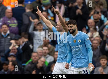 (240505) -- MANCHESTER, 5. Mai 2024 (Xinhua) -- Erling Haaland (L) von Manchester City feiert, nachdem er am 4. Mai 2024 beim englischen Premier League-Spiel zwischen Manchester City und Wolverhampton Wanderers in Manchester das dritte Tor erzielte. (XINHUA) NUR FÜR REDAKTIONELLE ZWECKE. NICHT ZUM VERKAUF FÜR MARKETING- ODER WERBEKAMPAGNEN. KEINE VERWENDUNG MIT NICHT AUTORISIERTEN AUDIO-, VIDEO-, DATEN-, REGALLISTEN, CLUB-/LEAGUE-LOGOS ODER LIVE-DIENSTEN. ONLINE-IN-MATCH-NUTZUNG AUF 45 BILDER BESCHRÄNKT, KEINE VIDETEMULATION. KEINE VERWENDUNG BEI WETTEN, SPIELEN ODER PUBLIKATIONEN FÜR EINZELNE CLUBS/LIGA/SPIELER. Stockfoto