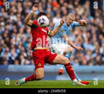 (240505) -- MANCHESTER, 5. Mai 2024 (Xinhua) -- Erling Haaland (R) von Manchester City erzielte das vierte Tor während des englischen Premier League-Spiels zwischen Manchester City und Wolverhampton Wanderers in Manchester, Großbritannien, am 4. Mai 2024. (XINHUA) NUR FÜR REDAKTIONELLE ZWECKE. NICHT ZUM VERKAUF FÜR MARKETING- ODER WERBEKAMPAGNEN. KEINE VERWENDUNG MIT NICHT AUTORISIERTEN AUDIO-, VIDEO-, DATEN-, REGALLISTEN, CLUB-/LEAGUE-LOGOS ODER LIVE-DIENSTEN. ONLINE-IN-MATCH-NUTZUNG AUF 45 BILDER BESCHRÄNKT, KEINE VIDETEMULATION. KEINE VERWENDUNG BEI WETTEN, SPIELEN ODER PUBLIKATIONEN FÜR EINZELNE CLUBS/LIGA/SPIELER. Stockfoto