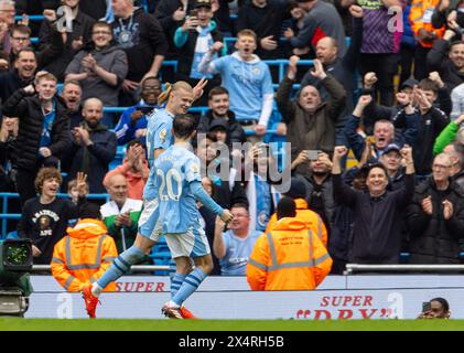 (240505) -- MANCHESTER, 5. Mai 2024 (Xinhua) -- Erling Haaland (L) von Manchester City feiert, nachdem er am 4. Mai 2024 beim englischen Premier League-Spiel zwischen Manchester City und Wolverhampton Wanderers in Manchester das dritte Tor erzielte. (XINHUA) NUR FÜR REDAKTIONELLE ZWECKE. NICHT ZUM VERKAUF FÜR MARKETING- ODER WERBEKAMPAGNEN. KEINE VERWENDUNG MIT NICHT AUTORISIERTEN AUDIO-, VIDEO-, DATEN-, REGALLISTEN, CLUB-/LEAGUE-LOGOS ODER LIVE-DIENSTEN. ONLINE-IN-MATCH-NUTZUNG AUF 45 BILDER BESCHRÄNKT, KEINE VIDETEMULATION. KEINE VERWENDUNG BEI WETTEN, SPIELEN ODER PUBLIKATIONEN FÜR EINZELNE CLUBS/LIGA/SPIELER. Stockfoto